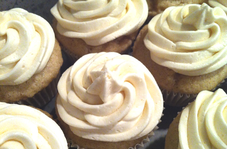 vanilla-cupcakes-and-icing